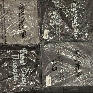 Fresh Clean Threads Men’s V-Neck T-Shirt 4-Pack – Size XL – New Sealed